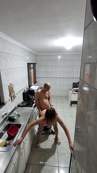 Η υπηρέτρια βγάζει τα ρούχα της και δέχεται ένα πρόσωπο για επιπλέον.