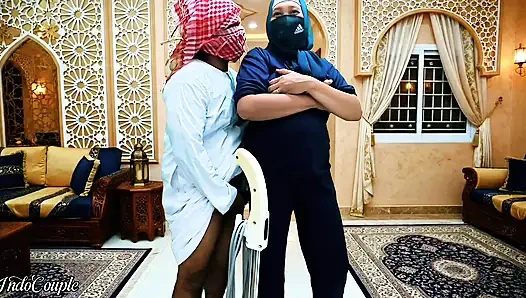 Ein schöner muslimischer Hijab-Boss will, dass ich in Saudi-Arabien den winzigen Schwanz einer Haushälterin ficke