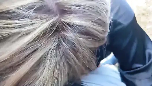 Sex mit einer reifen stiefmutter im freien, sie hat einen dicken arsch und gibt mir einen tollen blowjob