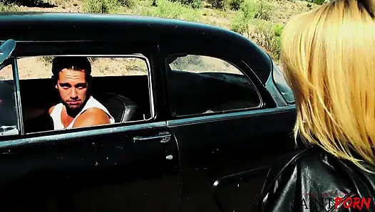 Monique Alexander получает долбежку киски в винтажном мускулистом автомобиле