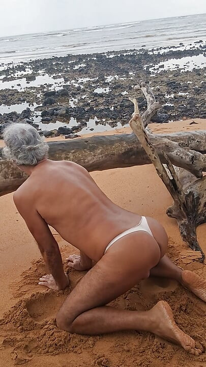 Ladysilva przebrana za kobietę na plaży w stringach, pokazując swoją gorącą dupę