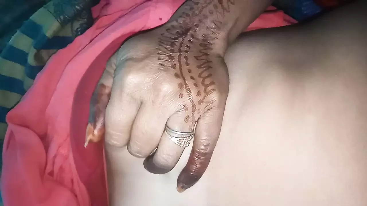 约翰正在抚摸他最好朋友的妻子
