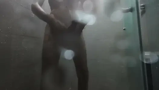 Cowok ini ngentot memekku habis-habisan waktu aku lagi mandi