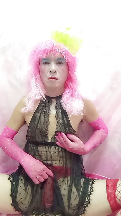 Oanh Le transgender v sexy oblečení s porno ptákem