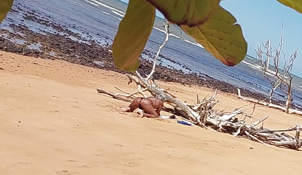 Ladysilva was filmed hiding tanning her hot ass on the beach