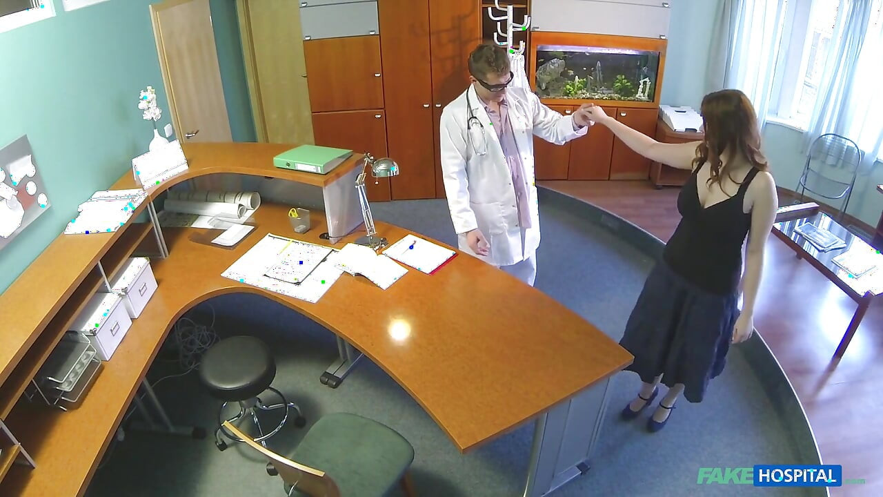 Fałszywy szpital - oszałamiająca ruda głowa Helen daje loda dla bezpieczeństwa pracy w biurze szpitala przed ostrym seksem