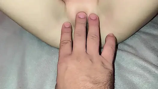 Stiefschwester will, dass ich ihre enge muschi mit meinem finger masturbiere