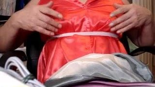 Masturbação travesti de blusa de cetim