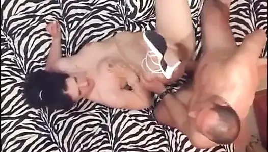 Vintage - memek berbulu lagi asik muasin memeknya pakai dildo ... Crot di mulut