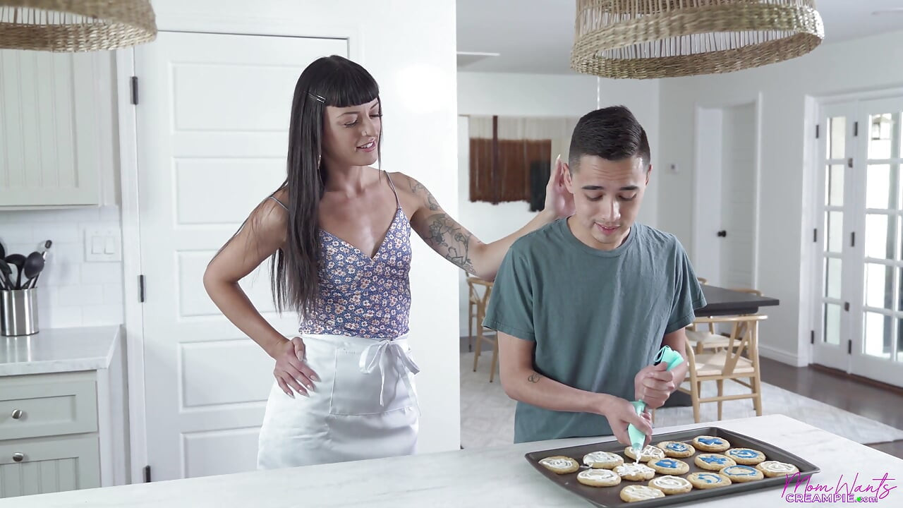 Let Me Make Sure That Cookie Gets Some Icing Stepmom - S1e5