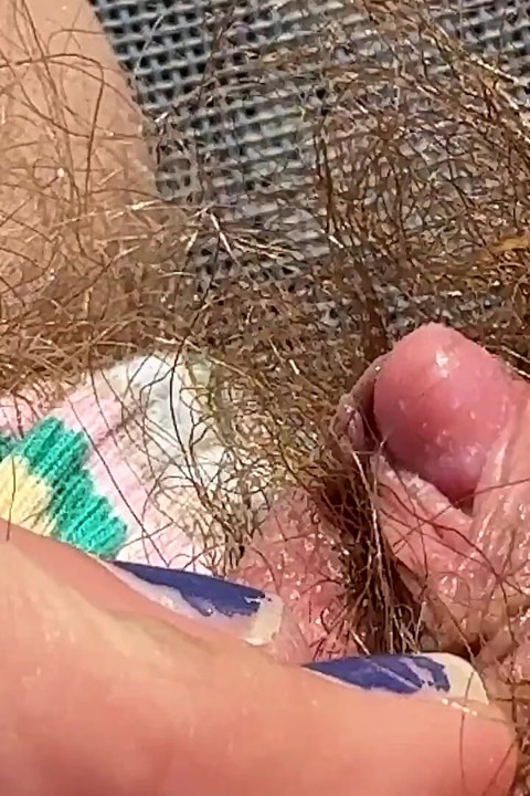 Chica peluda amateur se masturba en primer plano con enorme clítoris