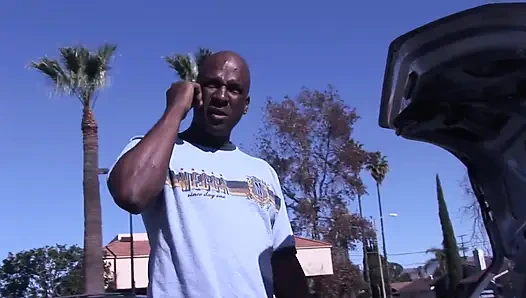 Atemberaubendes teen wundert sich, um schuhe zu finden, aber sie findet stattdessen einen großen schwanz