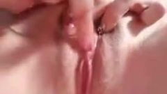 Ela leva sua pequena buceta a um orgasmo convulsivo
