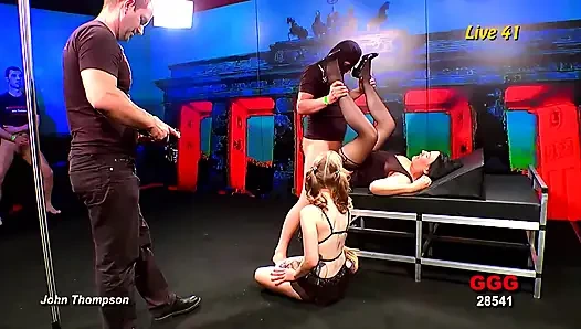Ggg - Büyük Göğüslü Sarışın MILF Kulüpte Bir Grup Adam Tarafından Grup Tarafından Cinsel Saldırıya Uğradı - Ggg Canlı Gösteride