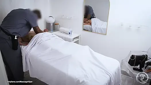 Pelanggan semok ngentot kaki di meja pijat posisi 69, dudukin muka, gaya doggy sampai dicrot di muka