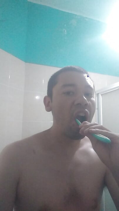 লোক তার মুখ ধোয়
