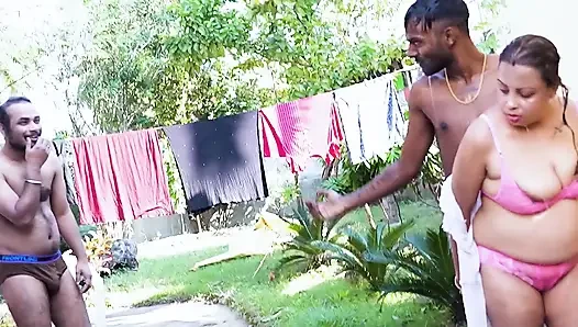 Hintli kız iki erkek arkadaşıyla banyo yapıyor