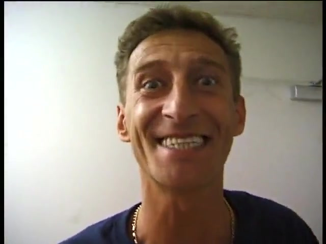 アジアの売春婦は2つのディックスを受け取ります