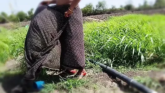 Kheton mein desi sauteli bahan Sadi utaar kar Naha Rahi Hai khula bathroom jungle mein bhabhi Naha rahi hai sasur ji ne deka outdoor Bahhroo
