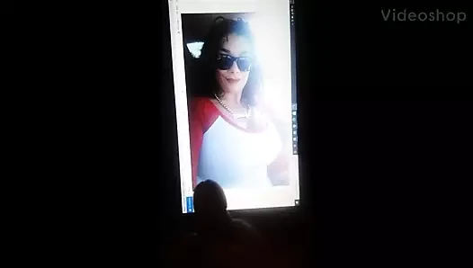 Büyük memeli orta yaşlı seksi kadın boşalıyor