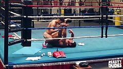 Draven Navarro își practică abilitatea de box în timp ce Alex Rim fantezează cu corpul său masculin - tipi de realitate
