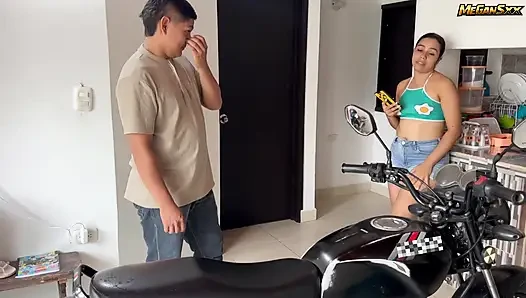 Sepeda motor atau ?, jaga sepeda motor dan beri dia milikku.