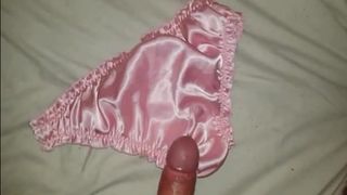 Розовые атласные трусики жены получают еще одну порцию спермы
