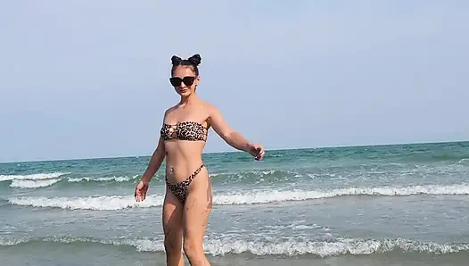 Si cantik ini lagi asyisap sambil jalan di pantai