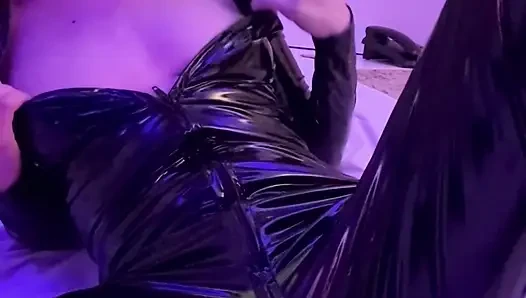 Menggoda cewek hot ini lagi asik muasin memeknya pakai dildo favoritnya