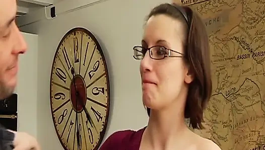 Французская офисная секретарша получила сперму на все ее очки