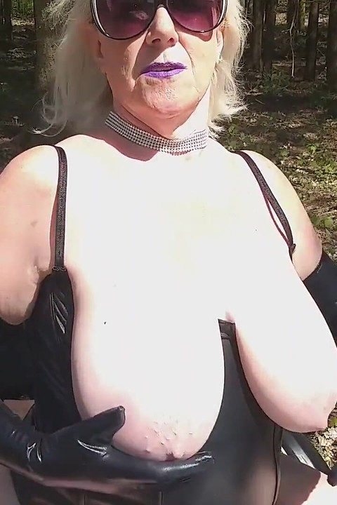 Nenek Jerman miang menjadi panas semasa berjalan dan mencari pengembaraan