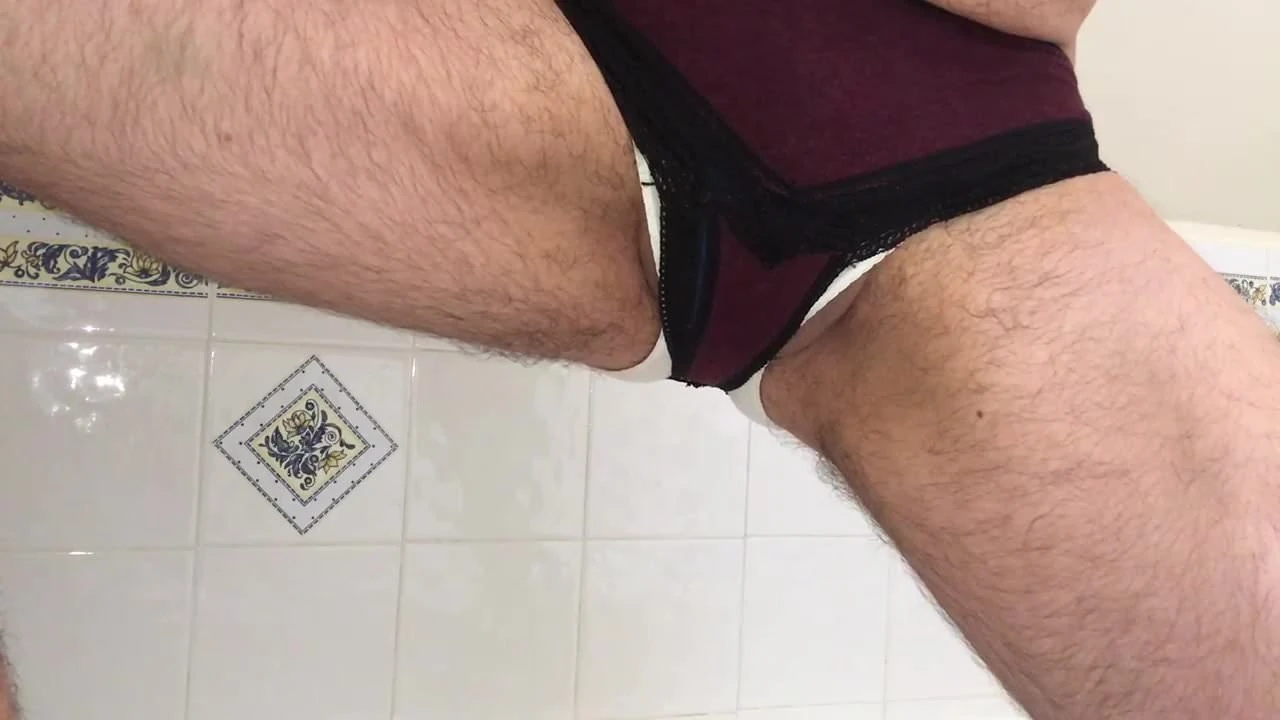 Quebrando minha calcinha nova