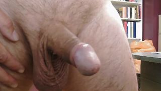Piggy flopping il suo piccolo cazzo in giro