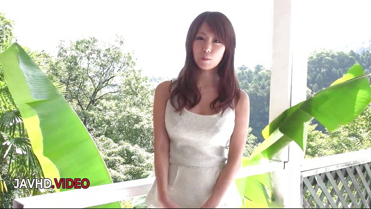 แม่น่าเย็ดญี่ปุ่นเย้ายวน Chihiro Akino สนุกกับน้ําเงี่ยนไหลเยิ้มกลางแจ้งสุดฮอต