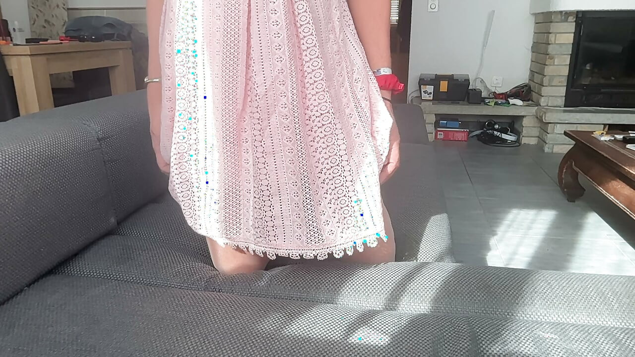 Süßer femboy zeigt schönen knackarsch und muschi in nylon und high heels