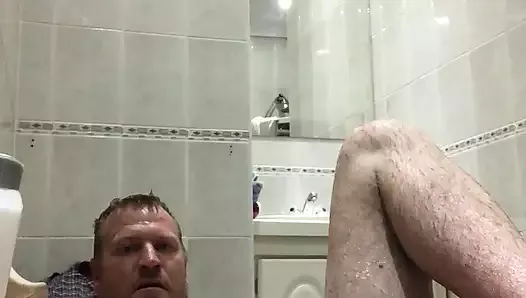 Shaving my balls in the bath