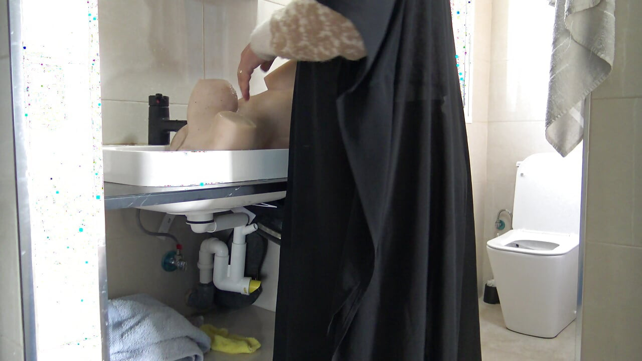 Lesbo arabi milf hijabissa pesemässä tyttöystäviensä tiukkaa pillua