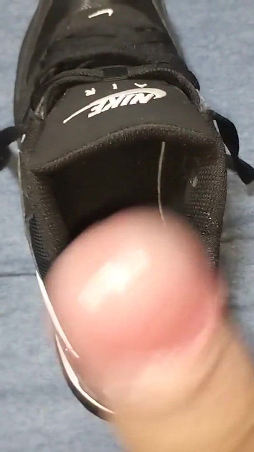 Sexo con las zapatillas de mi esposa, Adidas Superstar y Nike Air Max Command, corriéndose dentro | Clip 1
