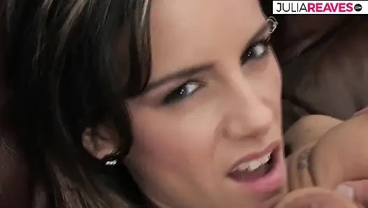 Sexy hure bekommt muschi geschraubt, während sie sich über dem sofa bückt