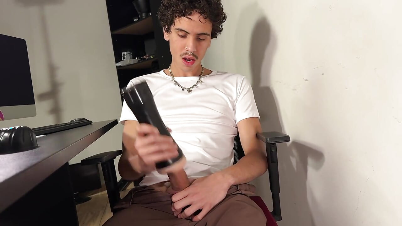 The Boss Is Outraged When He Catches the Employee Masturbating During Work Hours and Wasting Milk