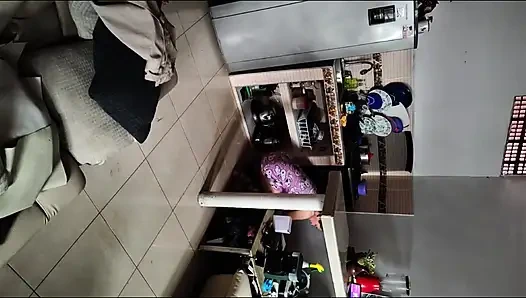 Kolumbianerin wird von ihrem stiefsohn mit großem schwanz in der küche gefickt