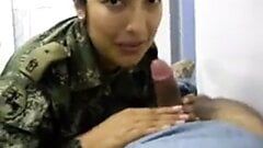 Real latina mujer soldado militar chupa una polla