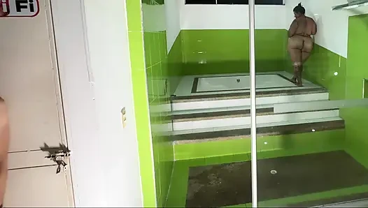Мой стручок сосет мой член и позволяет мне принять душ с ним