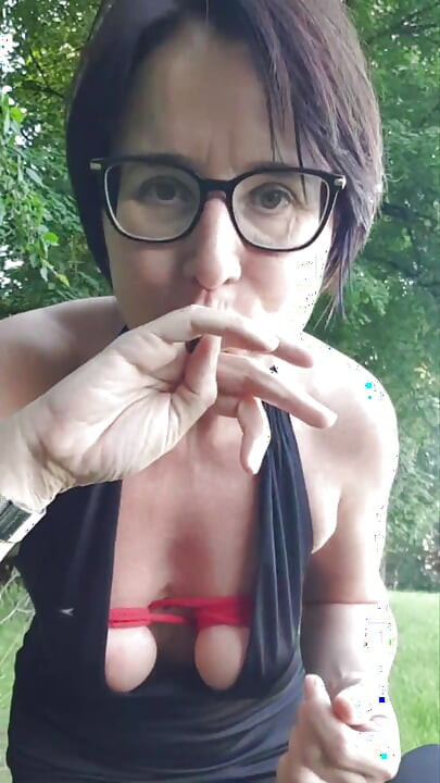 Julie tira a roupa na floresta