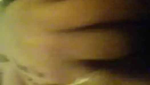 Tek başına parmaklıyor