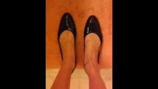 Rijpe voeten schoenenfetisj