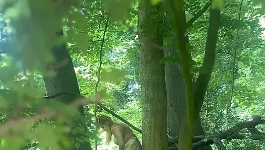 Ее снимают на видео, трогаю себя в лесу - французская волосатая рыжая эксгибиционист в любительском видео