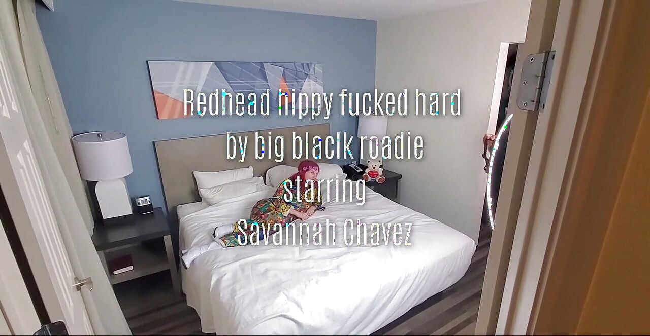 Rudowłosa hippy fucked ciężko przez big black roadie z udziałem Savannah Chavez