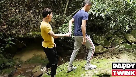 Daddyontwink genç gay andy reyes roman capellini ile açık havada vahşi üreme yapıyor