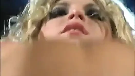 Soyunan sarışın hatun dizlerinin üstüne çıkıyor ve ona sakso çekiyor
